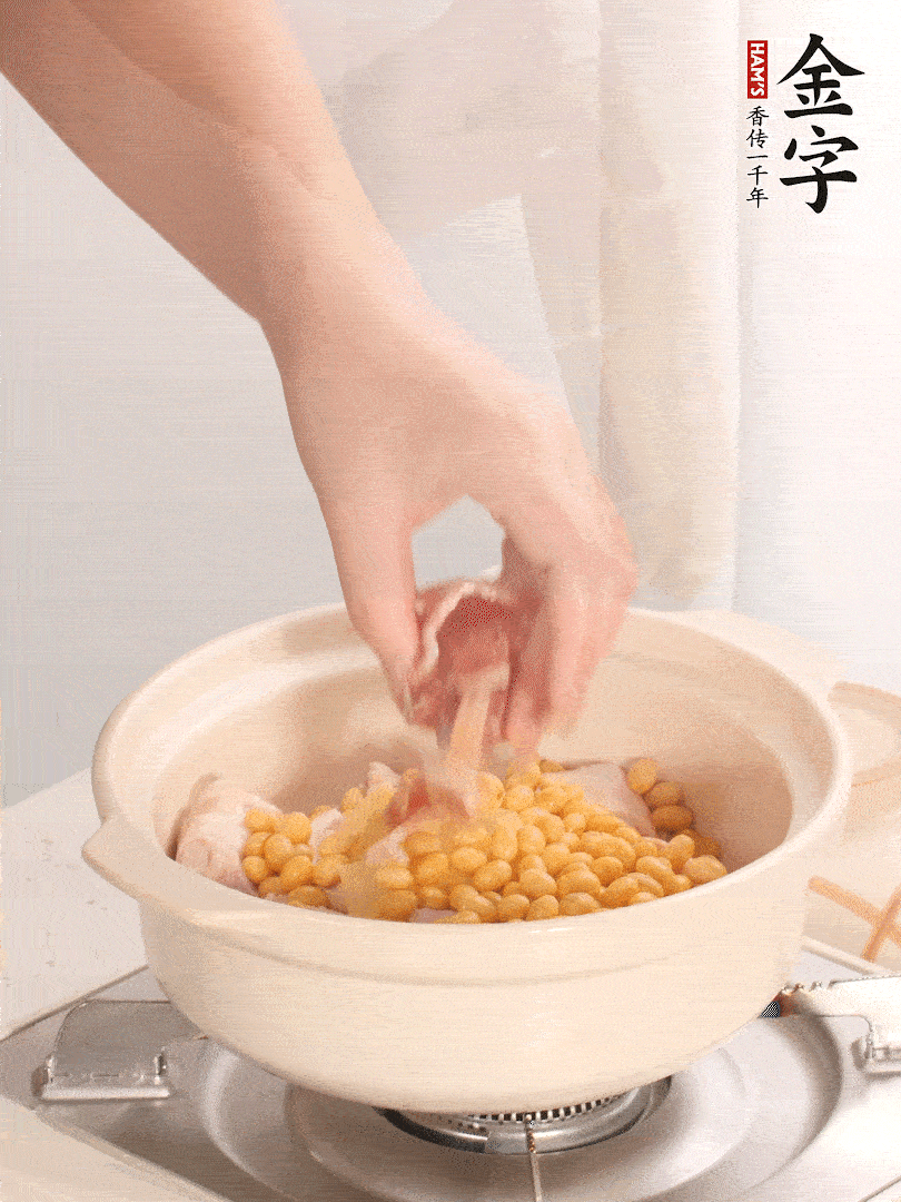 湯鍋放入豬蹄、姜片，加入黃豆、火腿，倒入足量的清水、適量料酒。