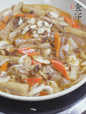 撒蒜末、香菜末。