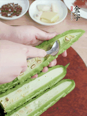 苦瓜去籽切薄片，一點鹽拌勻，10分鐘后沖洗控干。香蔥切蔥花、姜切末、蒜拍碎、干辣椒切圈。