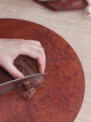 金字臘肉水煮15分鐘，切片。