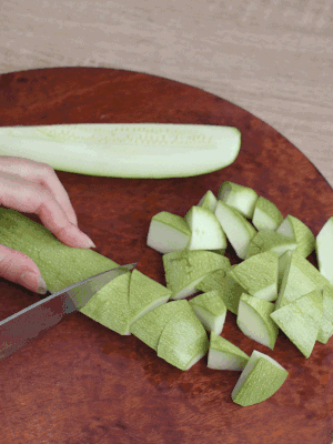 西葫蘆去籽縱向切成4份，斜切成厚片。