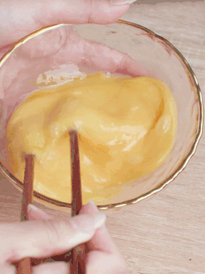 雞蛋調(diào)入少許黃酒打散。