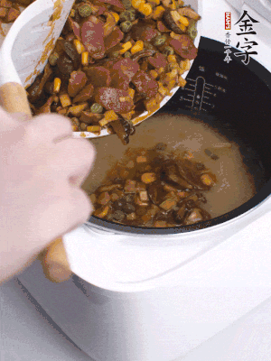 鋪在洗好的大米上，加清水，與食材持平。