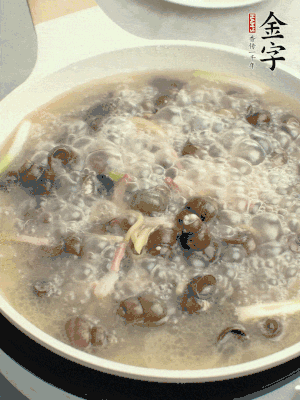 放辣椒，加一點鹽、糖，大火翻炒。