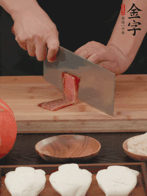 金字火腿上方切薄片。