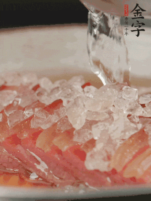 依舊放上冰糖100g、黃酒100g、水200g，鍋中再蒸15分鐘。