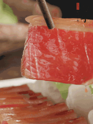 吃的時候，把薄片火腿放入荷葉夾中就可以了。