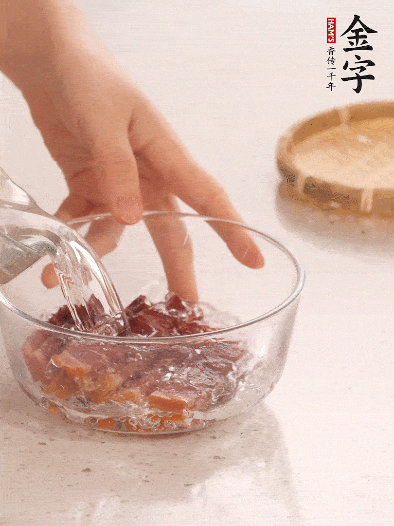 金字火腿切片，溫水泡5分鐘。