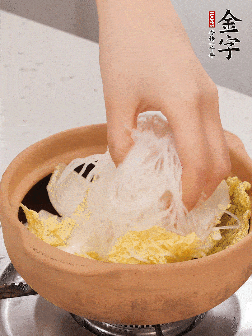 放入提前泡軟的粉絲，蓋上蒜蓉醬汁