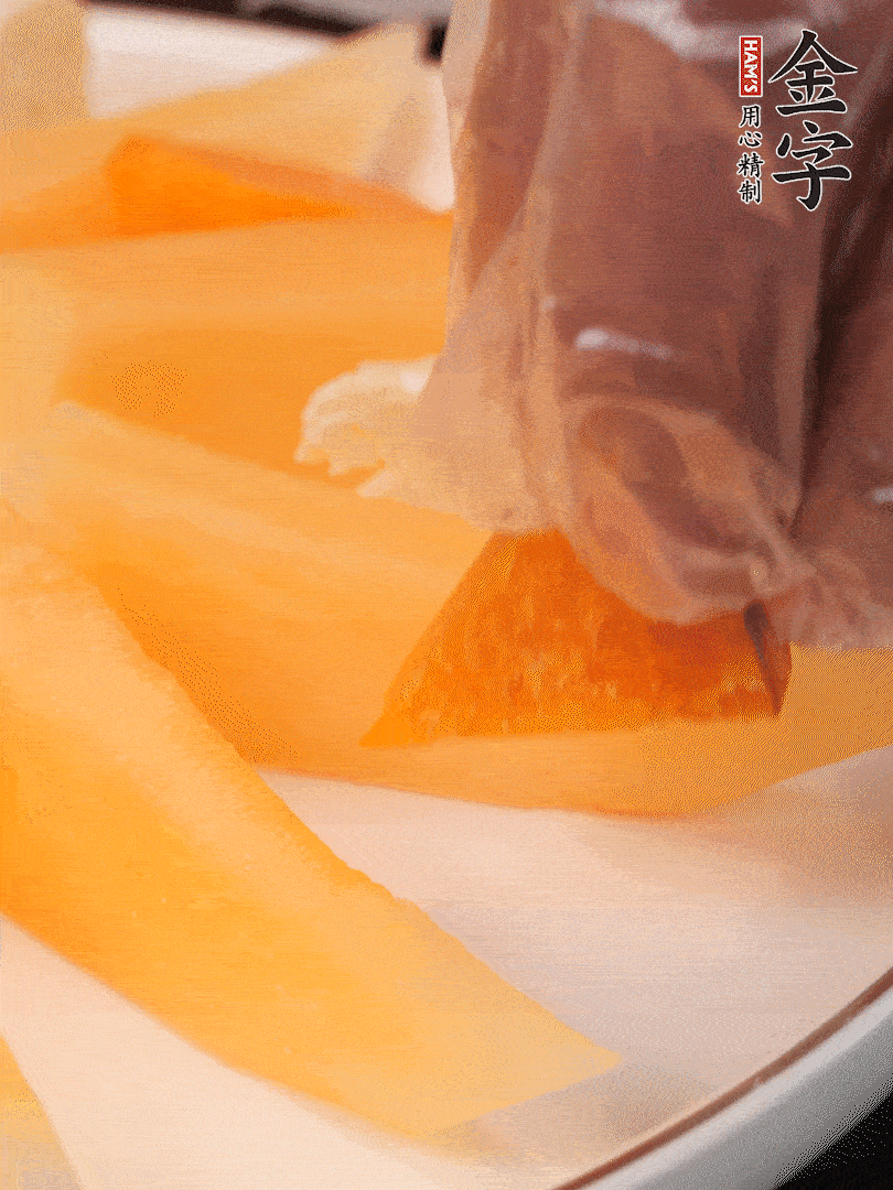 刀用火烤一下，切開奶酪