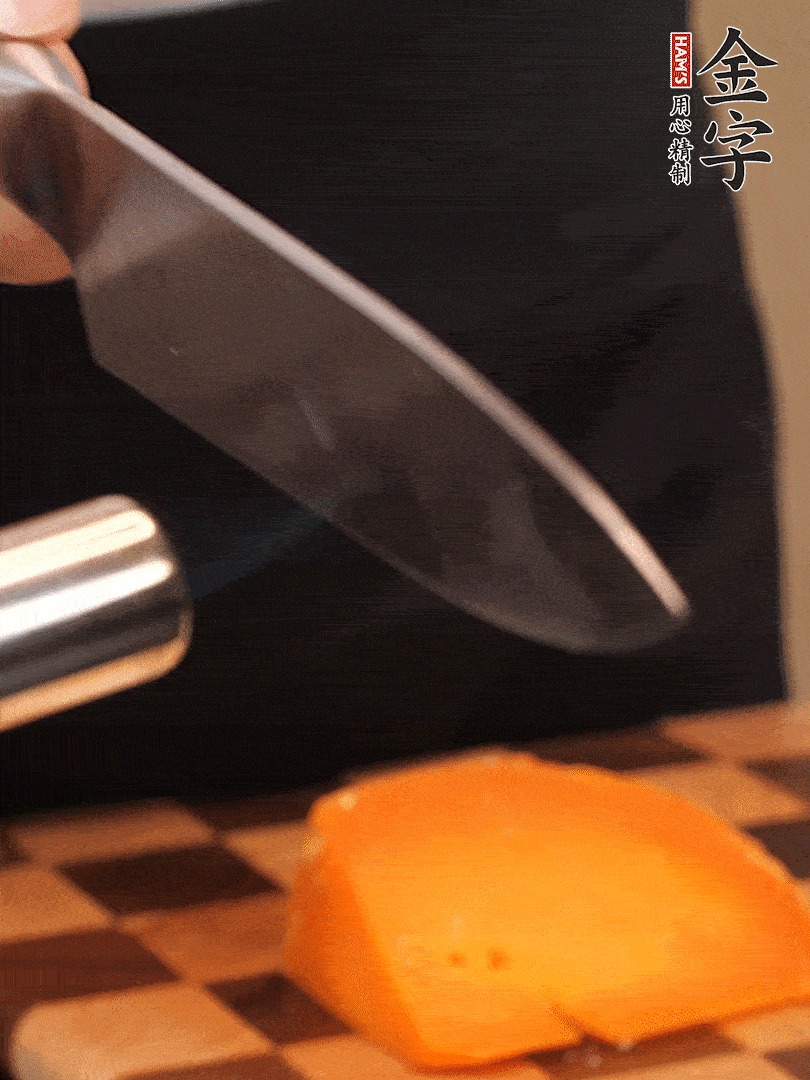 間隔擺上哈密瓜、奶酪、迷迭香、核桃仁