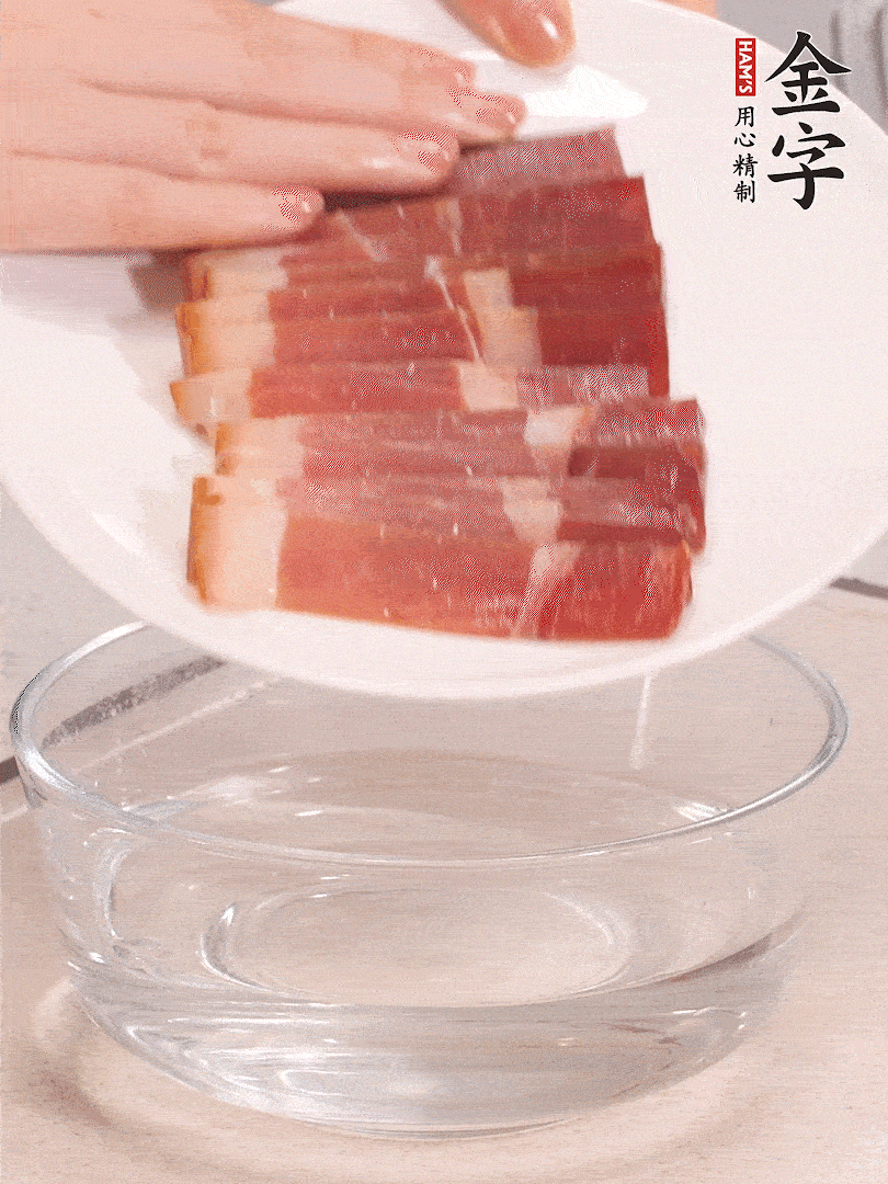 鴨腿冷水下鍋，加姜片、料酒焯水