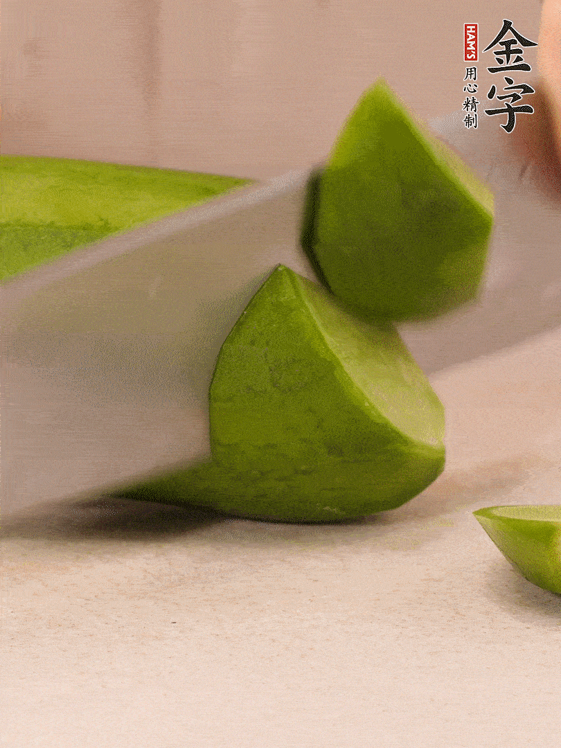 青、紅蘿卜洗凈，去皮切大塊