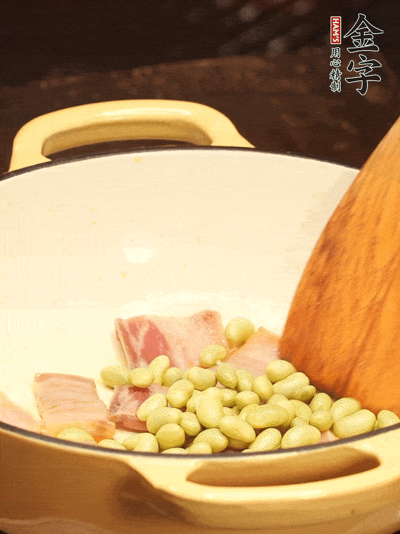 加入青豆、香菇翻炒出香味