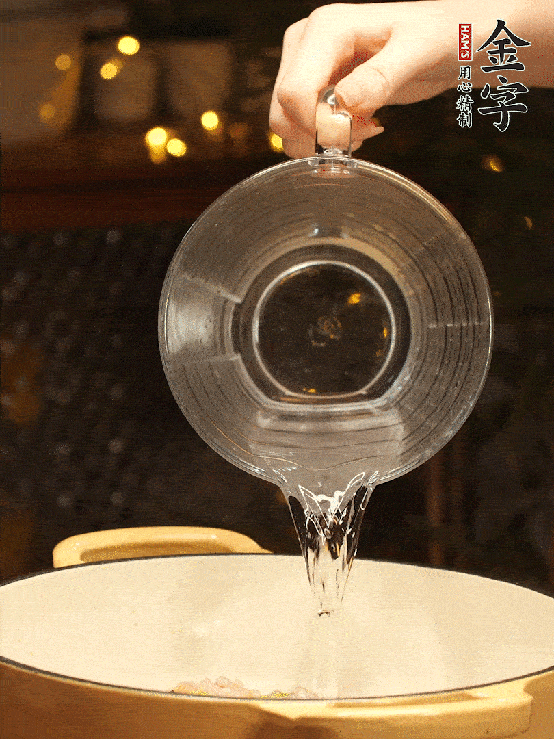 加入120ml水，蓋上蓋子燜幾分鐘撒上蔥花，美美的擺個盤~