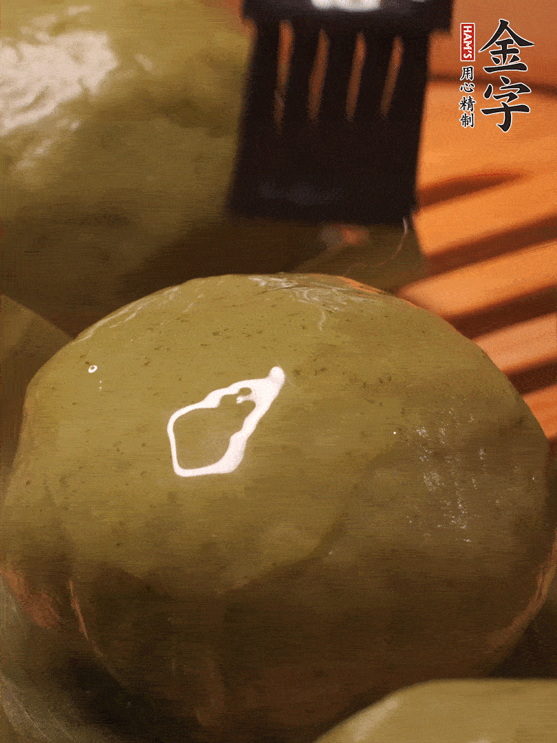 冷水下鍋，水開(kāi)后，蒸10分鐘，趁熱刷上熟油