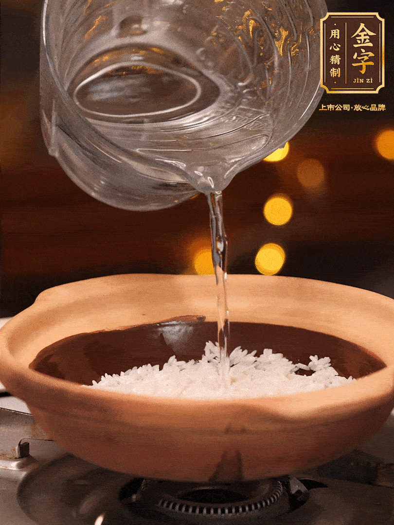 選一個中意的砂鍋加入1勺花生油并刷勻，倒入泡好的絲苗米、開大火煮至沸騰冒大泡后，轉(zhuǎn)中火蓋蓋燜煮5分鐘