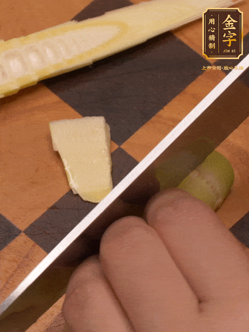 雷筍，剝去外殼，切成丁