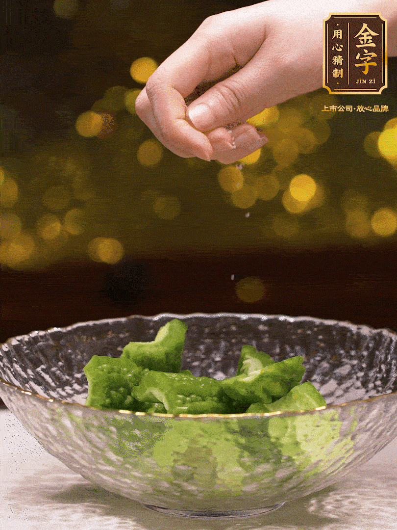 處理好的苦瓜切段（5cm），加點鹽鹽腌一下，去除一下苦味