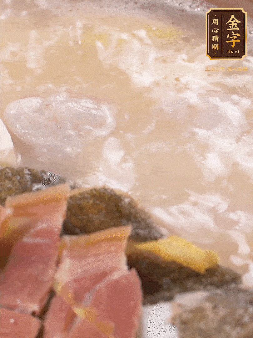 大火煮至沸騰后，轉至砂鍋中，繼續(xù)燉煮。這個時候可以放入一些自己喜歡吃的配菜比如蝦滑、內(nèi)酯豆腐來添味