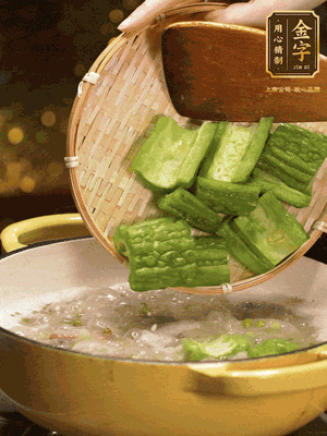 倒入熱水，和泡開的綠豆（連水）和火腿片，大火燒開燉一個小時