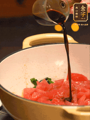 調味：1勺蠔油、1勺生抽、2轉胡椒粉和2勺番茄醬倒入400ml開水，燒至湯汁濃厚