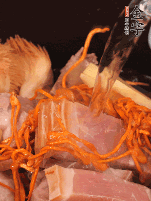 將所有食材一起倒進(jìn)鍋中，加水沒過食材，燉煮30分鐘即可