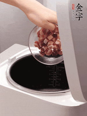 鍋中倒入豬油，油熱后炒熟上海青，給倒少許鹽調(diào)味