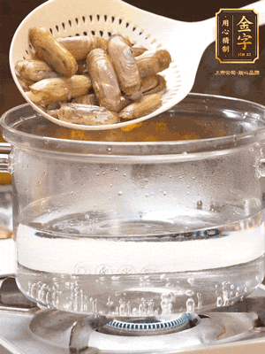 煮一鍋沸水，下蟶子汆燙30秒，撈出浸入冰水，取出蟶子肉