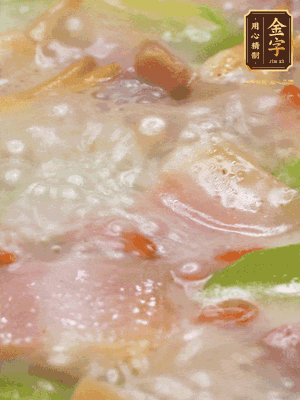 最后下蟶子，一點白胡椒調味，煮到白色湯汁出來。撒點枸杞點綴