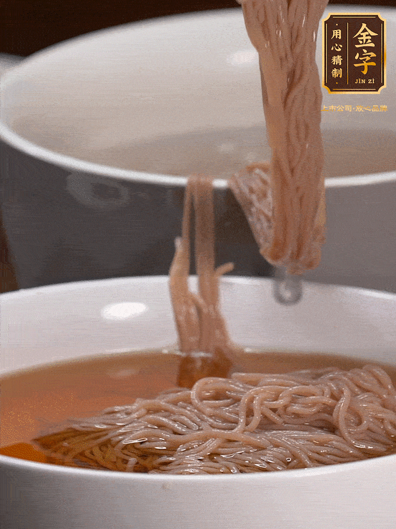 蘋果醋，一點鹽、糖、醬油，兌入涼白開水調(diào)成簡易冷面湯，放水箱冷藏