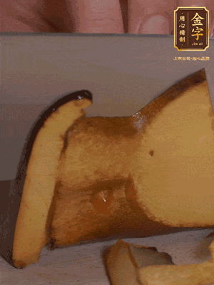 2個(gè)牛肝菌切丁，1個(gè)牛肝菌切片；金字香腸1根切丁，1根切片