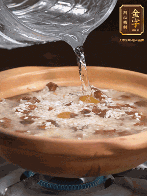 再倒入泡了30分鐘的大米翻拌均勻，加水稍微沒(méi)過(guò)（米水比例1:1），中火燜煮，到冒大泡，大致5分鐘