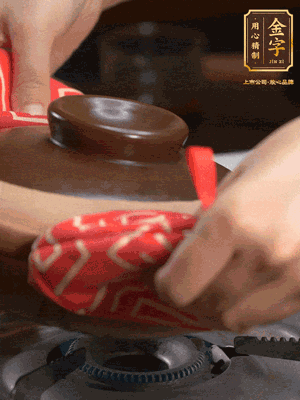 中火調(diào)成小火，鋪上香腸蓋蓋燜5分鐘。不斷轉(zhuǎn)動(dòng)瓦煲，讓側(cè)壁的飯形成飯焦