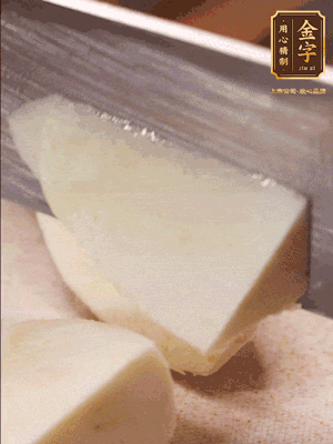 茭白去殼，底部一層老皮刨掉，切成滾刀塊