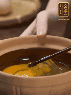 雞蛋打入砂鍋，充分打勻，1.5倍的溫水加一勺鹽，倒入蛋液中，攪拌均勻后用勺子舀去表面浮沫