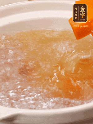 倒入開水、南瓜塊、南瓜泥中火煮5分鐘