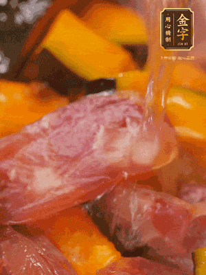 下香腸，倒沒(méi)過(guò)南瓜的水，加1/2勺鹽、1/2勺白糖、1勺蠔油燜8分鐘