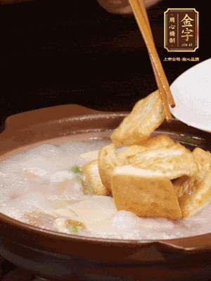 倒入開水大火煮開，轉(zhuǎn)中小火放咸肉，放一點點糖、味精慢燉10分鐘
