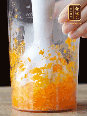 加玉米油、水怡、水揉搓成細(xì)膩的面團(tuán)。松弛半小時(shí)后，分成37g一個(gè)