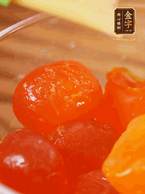 咸蛋黃噴白酒，170℃烤10分鐘。打碎過篩