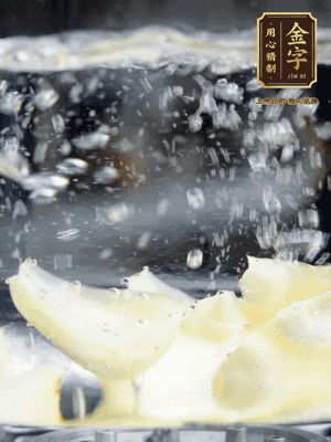 燒開一鍋水，甜豆米、百合燙10秒