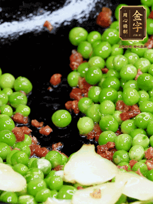 鍋內少許油，下火腿煸香，再下甜豆米、百合翻炒，少許鹽、一點水煮到收干