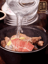 所有食材放入電飯鍋，加2勺料酒，足量的開水，按煲湯鍵煮湯