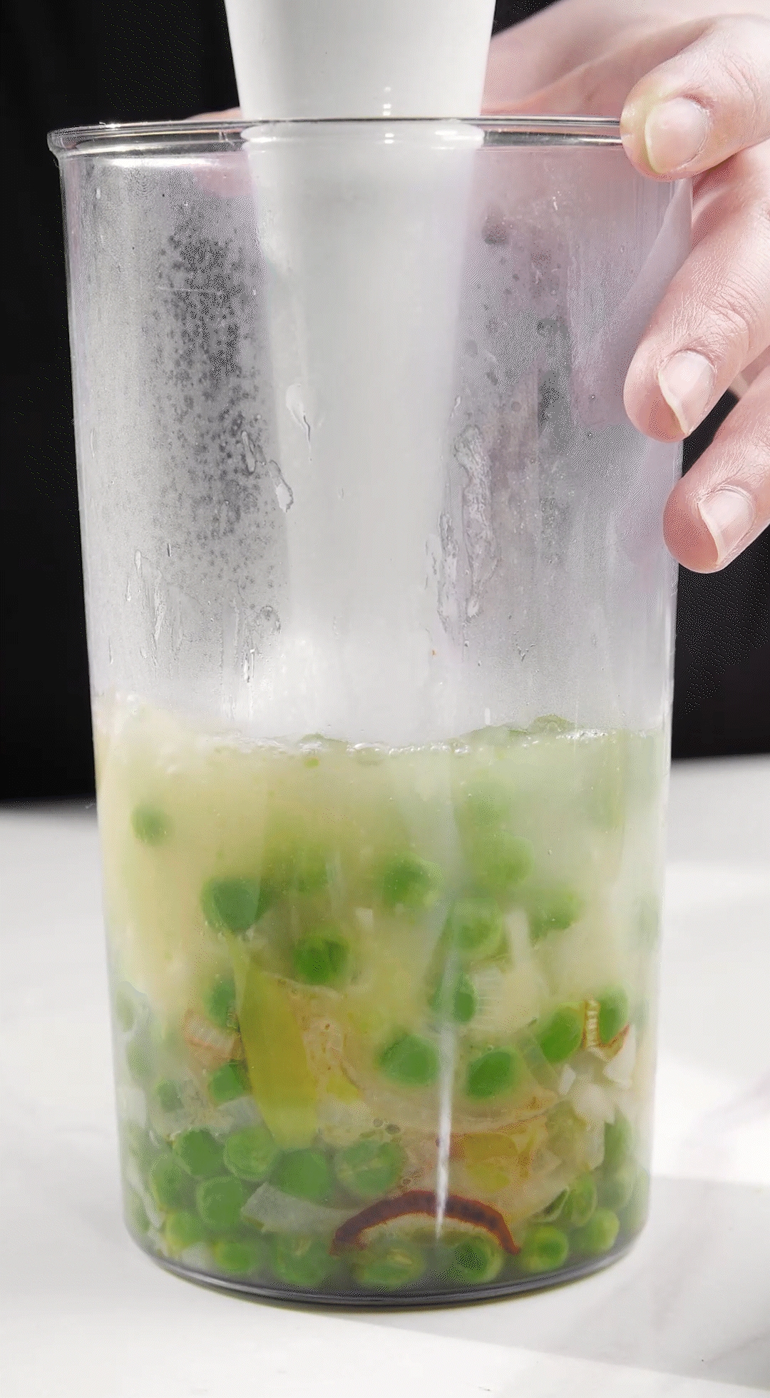 炒好的蔬菜+高湯或熱水，倒入破壁機攪打細膩絲滑即可。