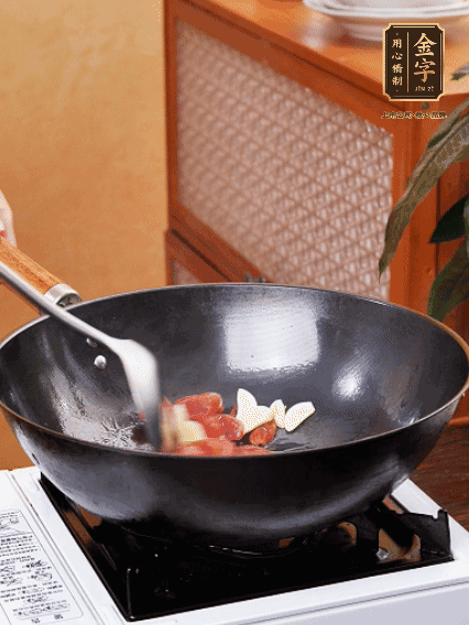 熱油，香腸微微煸出香味，加蒜片、小米辣