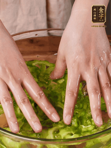 苦瓜去瓤切片，用鹽腌20分鐘，反復(fù)洗凈去苦味