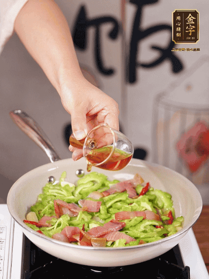 淋一圈料酒，少許糖調(diào)味