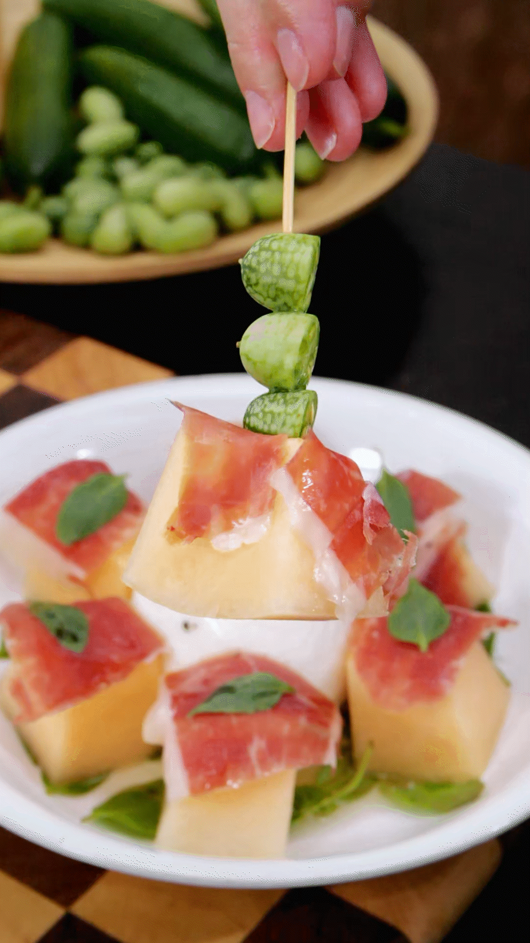 依次放上：布拉塔奶酪球、密瓜和巴瑪火腿