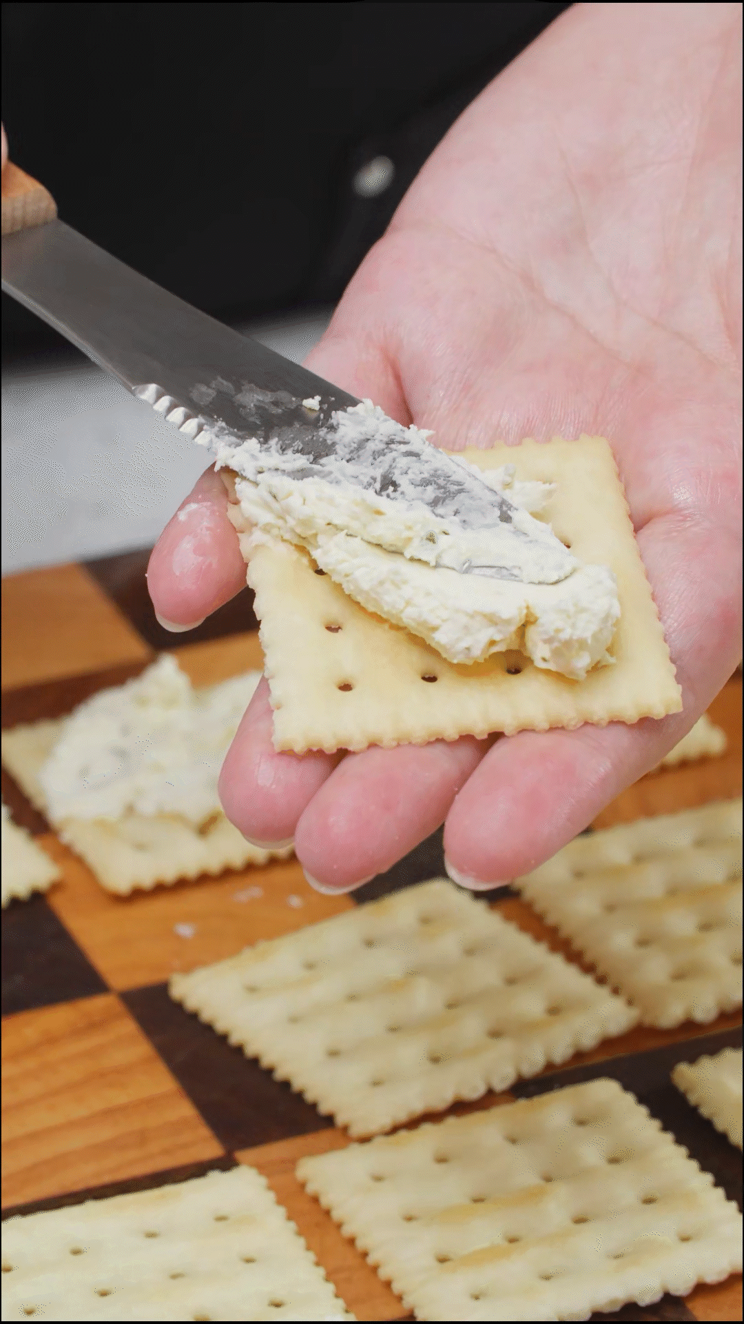 蘇打餅干上涂抹上蒜香芝士
